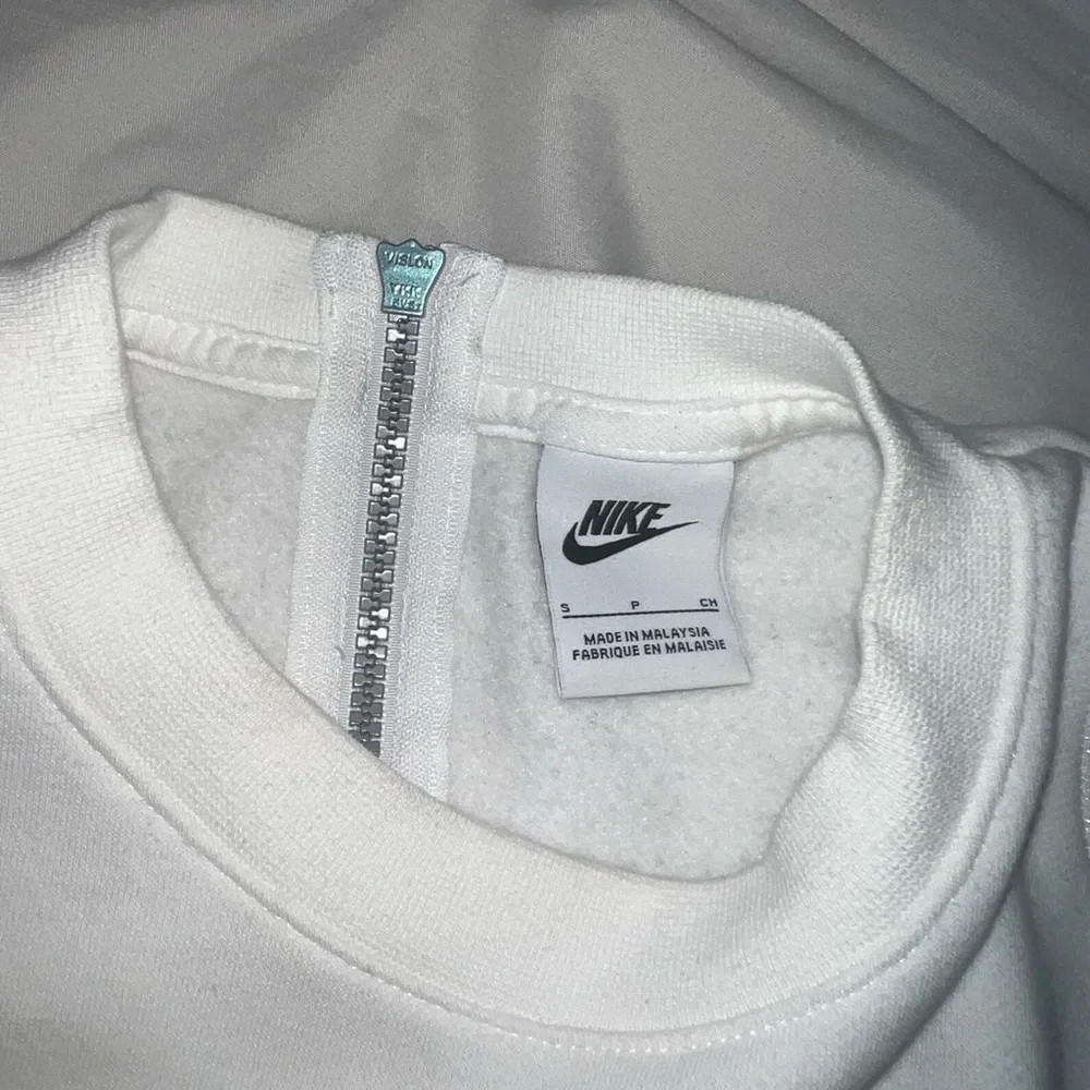 Woman’s Nike Swearshirt - Picture 4 of 6